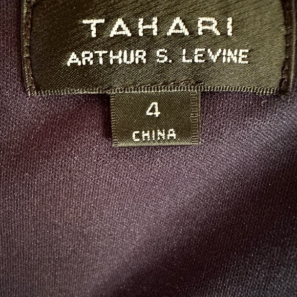 Tahari Navy Blue Shift Dress With A Lace Flower Hem & Split Bell Sleeve Size 4 - Picture 10 of 11